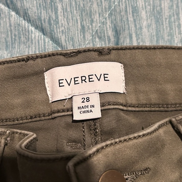 EVEREVE CROPPED CARGO. size 28. - Picture 2 of 5